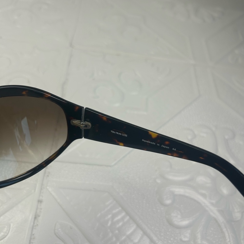 Vera Wang Womenโs Oversized Sunglasses Black Frame Brown Gradient Lenses w Case - Picture 3 of 7